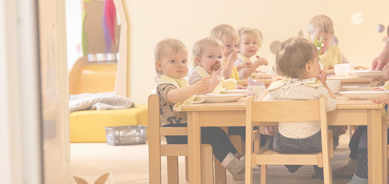 Die Kinder sitzen am Esstisch