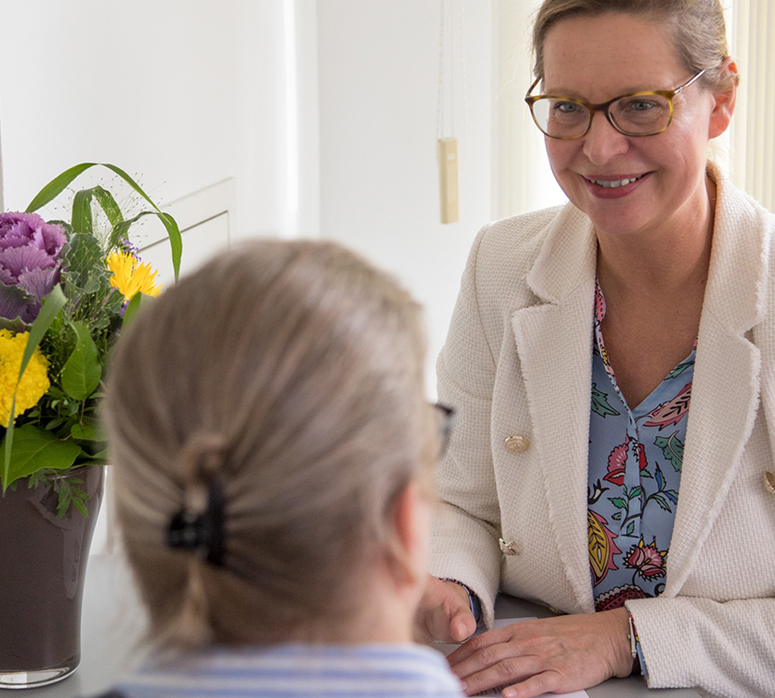 Mitarbeiterin und Kunden der Firma STEPP & STEPP Steuerberater PartG mbB