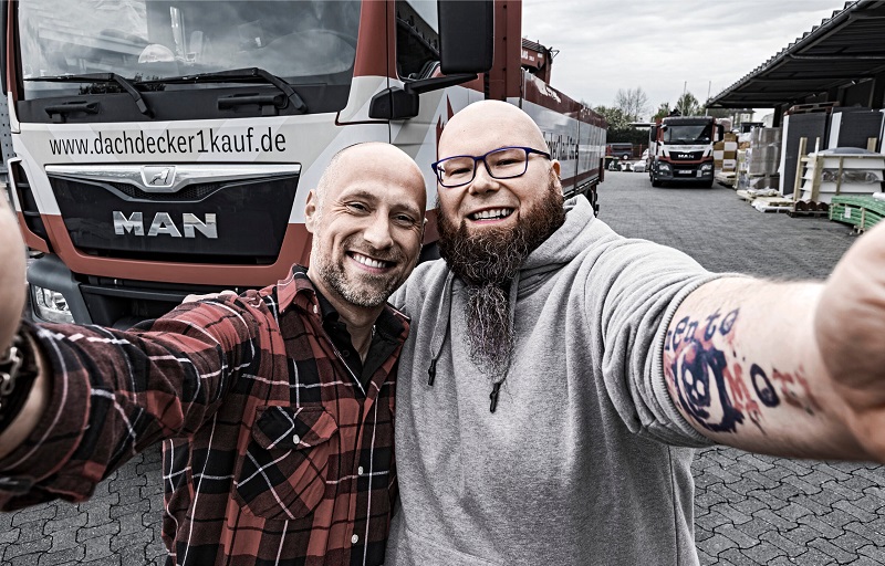 Mitarbeiter vor LKW